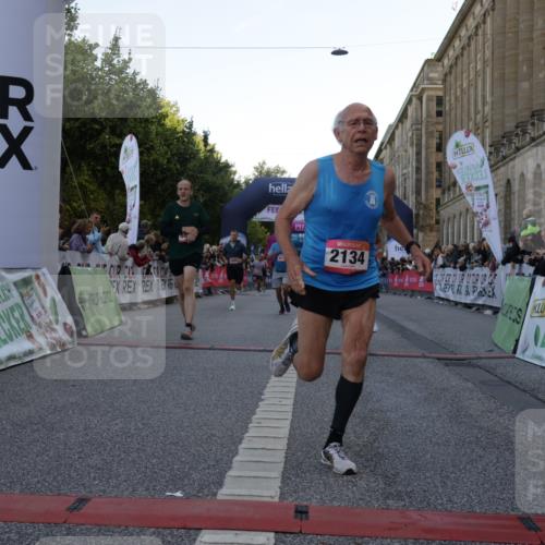 06.09.2026 - CURREX Alsterlauf Yannick Fuchs http://msf.ph/oto/10146881 06.09.2026 09:48:10 Ziel 2134, 2463, 3632, 3665, 4405, 4472, 4583, 5315, 5804, 5932, 6009, 8041 meine-sportfotos.de