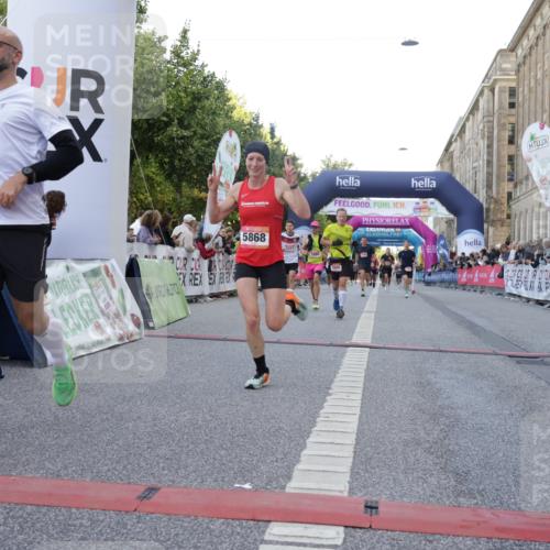 06.09.2026 - CURREX Alsterlauf Yannick Fuchs http://msf.ph/oto/10147130 06.09.2026 09:48:23 Ziel 2104, 2189, 2275, 2746, 2796, 3045, 3860, 3878, 4254, 4690, 4774, 5153, 5311, 5868, 6414 meine-sportfotos.de