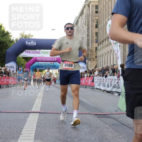 06.09.2026 - CURREX Alsterlauf Yannick Fuchs http://msf.ph/oto/10147347 06.09.2026 09:48:42 Ziel 2081, 2088, 2480, 3008, 4359, 4553, 5204, 5245, 5450, 5941, 6198, 6317, 6481, 8188, 8223 meine-sportfotos.de
