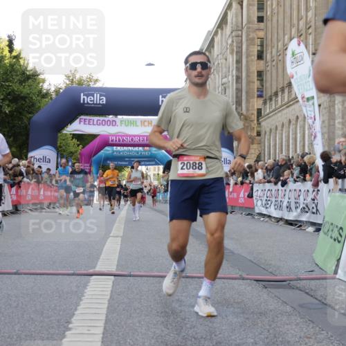 06.09.2026 - CURREX Alsterlauf Yannick Fuchs http://msf.ph/oto/10147352 06.09.2026 09:48:42 Ziel 2081, 2088, 2480, 3008, 4359, 4553, 5204, 5245, 5450, 5941, 6198, 6317, 6481, 8188, 8223 meine-sportfotos.de