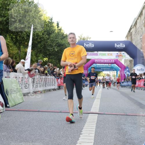 06.09.2026 - CURREX Alsterlauf Yannick Fuchs http://msf.ph/oto/10147503 06.09.2026 09:48:49 Ziel 2480, 2632, 3008, 5204, 5280, 5410, 6061, 6317 meine-sportfotos.de
