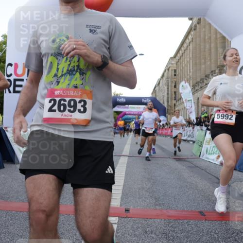 06.09.2026 - CURREX Alsterlauf Yannick Fuchs http://msf.ph/oto/10147786 06.09.2026 09:49:02 Ziel 2067, 2655, 2693, 3009, 3074, 3533, 3880, 4037, 4579, 4785, 5034, 5068, 5251, 5378, 5400, 5929, 5992, 6041, 6124, 6236, 6245, 8106 meine-sportfotos.de