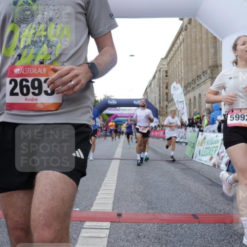 06.09.2026 - CURREX Alsterlauf Yannick Fuchs http://msf.ph/oto/10147790 06.09.2026 09:49:02 Ziel 2067, 2655, 2693, 3009, 3074, 3533, 3880, 4037, 4579, 4785, 5034, 5068, 5251, 5378, 5400, 5929, 5992, 6041, 6124, 6236, 6245, 8106 meine-sportfotos.de