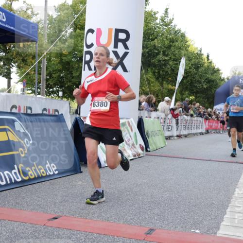 06.09.2026 - CURREX Alsterlauf Yannick Fuchs http://msf.ph/oto/10147904 06.09.2026 09:49:10 Ziel 2009, 3533, 3880, 3898, 4037, 5068, 5251, 5378, 5448, 5924, 6380, 8106 meine-sportfotos.de