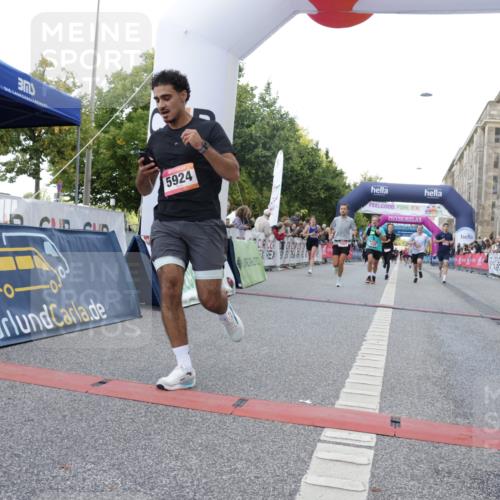 06.09.2026 - CURREX Alsterlauf Yannick Fuchs http://msf.ph/oto/10147987 06.09.2026 09:49:14 Ziel 2009, 2216, 3845, 3880, 3898, 4037, 4249, 5251, 5448, 5667, 5924, 6173, 6380, 6415 meine-sportfotos.de
