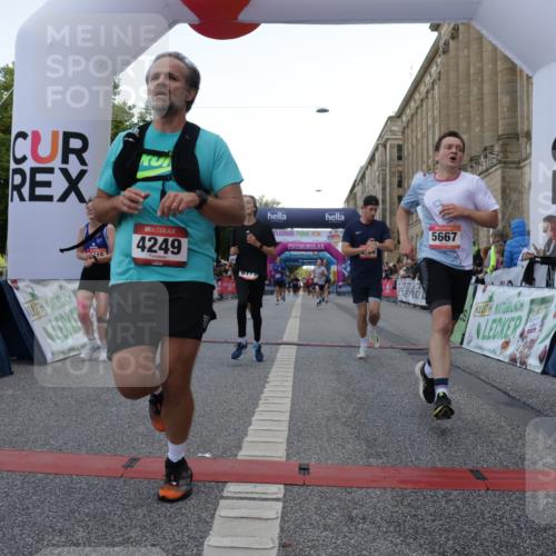 06.09.2026 - CURREX Alsterlauf Yannick Fuchs http://msf.ph/oto/10148094 06.09.2026 09:49:17 Ziel 1045, 2009, 2216, 3383, 3845, 3898, 3940, 4249, 5331, 5448, 5667, 5784, 5924, 6173, 6415, 8065 meine-sportfotos.de