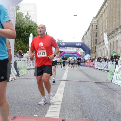06.09.2026 - CURREX Alsterlauf Yannick Fuchs http://msf.ph/oto/10148821 06.09.2026 09:49:50 Ziel 2180, 2609, 2870, 3063, 3113, 3223, 3368, 4112, 4161, 4212, 4428, 4532, 4932, 5346, 5902, 6323, 8337 meine-sportfotos.de