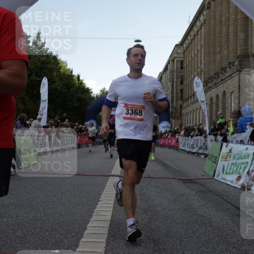 06.09.2026 - CURREX Alsterlauf Yannick Fuchs http://msf.ph/oto/10148843 06.09.2026 09:49:52 Ziel 2180, 2609, 2870, 3063, 3113, 3368, 4112, 4161, 4212, 4428, 4532, 4932, 4954, 5346, 5902, 6010, 6323, 8337 meine-sportfotos.de