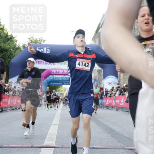 06.09.2026 - CURREX Alsterlauf Yannick Fuchs http://msf.ph/oto/10148959 06.09.2026 09:50:00 Ziel 2094, 2814, 2823, 3492, 4105, 4142, 4161, 4428, 4532, 4932, 4951, 4954, 5346, 5628, 5744, 5834, 6010, 6157, 6475 meine-sportfotos.de