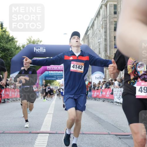 06.09.2026 - CURREX Alsterlauf Yannick Fuchs http://msf.ph/oto/10148963 06.09.2026 09:50:00 Ziel 2094, 2814, 2823, 3492, 4105, 4142, 4161, 4428, 4532, 4932, 4951, 4954, 5346, 5628, 5744, 5834, 6010, 6157, 6475 meine-sportfotos.de