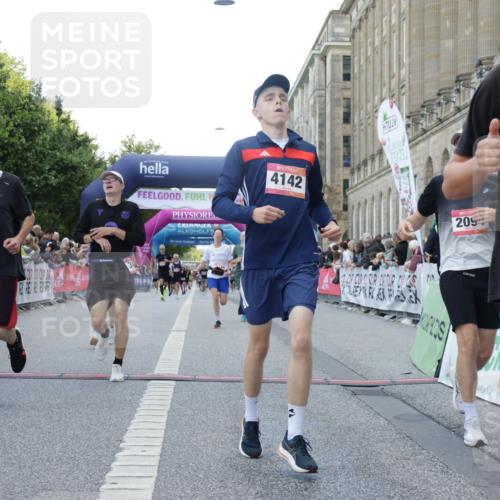 06.09.2026 - CURREX Alsterlauf Yannick Fuchs http://msf.ph/oto/10148978 06.09.2026 09:50:00 Ziel 2094, 2814, 2823, 3492, 4105, 4142, 4161, 4428, 4532, 4932, 4951, 4954, 5346, 5628, 5744, 5834, 6010, 6157, 6475 meine-sportfotos.de