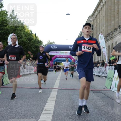 06.09.2026 - CURREX Alsterlauf Yannick Fuchs http://msf.ph/oto/10148987 06.09.2026 09:50:01 Ziel 2094, 2814, 2823, 3492, 4105, 4142, 4161, 4428, 4532, 4932, 4951, 4954, 5346, 5628, 5744, 5834, 6010, 6157, 6475 meine-sportfotos.de