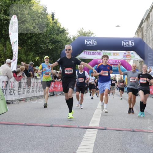 06.09.2026 - CURREX Alsterlauf Yannick Fuchs http://msf.ph/oto/10149100 06.09.2026 09:50:06 Ziel 2020, 2094, 2639, 2814, 2823, 3492, 3739, 4105, 4142, 4393, 4951, 5316, 5628, 5744, 5834, 6157, 6428 meine-sportfotos.de
