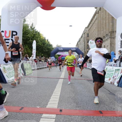 06.09.2026 - CURREX Alsterlauf Yannick Fuchs http://msf.ph/oto/10149455 06.09.2026 09:50:27 Ziel 2411, 2453, 2878, 3044, 3333, 3475, 4568, 4700, 4755, 4840, 5006, 5631, 5946, 6248, 6427, 8156, 8256, 8278 meine-sportfotos.de