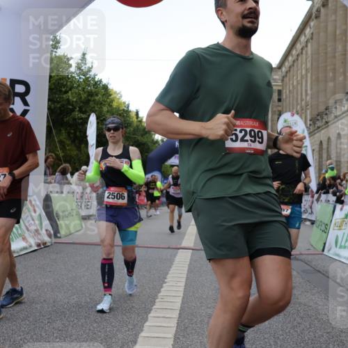 06.09.2026 - CURREX Alsterlauf Yannick Fuchs http://msf.ph/oto/10149486 06.09.2026 09:50:35 Ziel 2411, 2506, 2937, 3402, 4755, 4897, 5274, 5299, 5631, 5946, 6427, 8160 meine-sportfotos.de