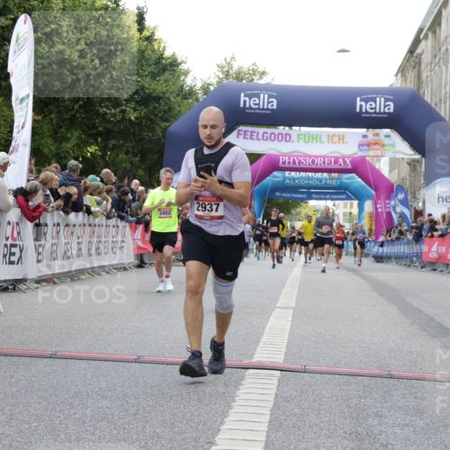 06.09.2026 - CURREX Alsterlauf Yannick Fuchs http://msf.ph/oto/10149491 06.09.2026 09:50:36 Ziel 2411, 2506, 2937, 3402, 4755, 4897, 5274, 5299, 5946, 6427, 8160 meine-sportfotos.de
