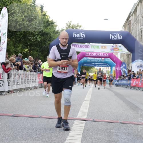 06.09.2026 - CURREX Alsterlauf Yannick Fuchs http://msf.ph/oto/10149493 06.09.2026 09:50:36 Ziel 2411, 2506, 2937, 3402, 4755, 4897, 5274, 5299, 5946, 6427, 8160 meine-sportfotos.de