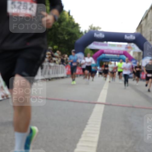 06.09.2026 - CURREX Alsterlauf Yannick Fuchs http://msf.ph/oto/10149550 06.09.2026 09:50:51 Ziel 2008, 2594, 2803, 3073, 3292, 3423, 3468, 4317, 4371, 4548, 4556, 4834, 4997, 4998, 5102, 5178, 5282, 5480, 5714, 6182, 8277 meine-sportfotos.de