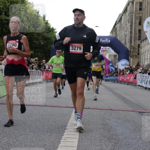 06.09.2026 - CURREX Alsterlauf Yannick Fuchs http://msf.ph/oto/10149669 06.09.2026 09:51:02 Ziel 2008, 2200, 2344, 2594, 2803, 3152, 3279, 3498, 3664, 3700, 4070, 4687, 4895, 5101, 5365, 5480, 5642, 5977, 6204, 6277 meine-sportfotos.de