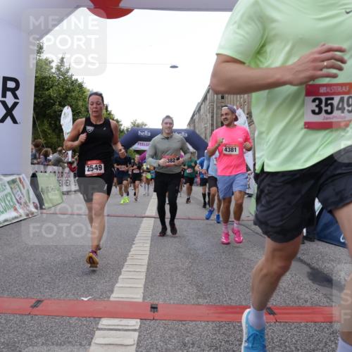 06.09.2026 - CURREX Alsterlauf Yannick Fuchs http://msf.ph/oto/10150907 06.09.2026 09:51:20 Ziel 2071, 2079, 2434, 2549, 2973, 2974, 3138, 3340, 3408, 3526, 3549, 3886, 4092, 4381, 4382, 4387, 4696, 5238, 5694, 5829, 5885, 6190, 6327, 6399 meine-sportfotos.de