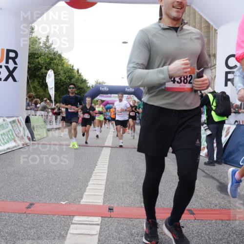 06.09.2026 - CURREX Alsterlauf Yannick Fuchs http://msf.ph/oto/10150915 06.09.2026 09:51:22 Ziel 2071, 2079, 2434, 2549, 2973, 2974, 3138, 3340, 3408, 3526, 3549, 3686, 3886, 4092, 4381, 4382, 4387, 4696, 4989, 5151, 5238, 5694, 5829, 5869, 5885, 6190, 6327, 6399, 8301 meine-sportfotos.de