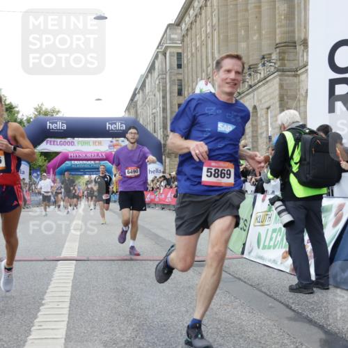 06.09.2026 - CURREX Alsterlauf Yannick Fuchs http://msf.ph/oto/10150943 06.09.2026 09:51:28 Ziel 2023, 2071, 2079, 2973, 2974, 3138, 3286, 3340, 3408, 3526, 3686, 3886, 4092, 4387, 4989, 5027, 5151, 5238, 5694, 5869, 6490, 8301 meine-sportfotos.de