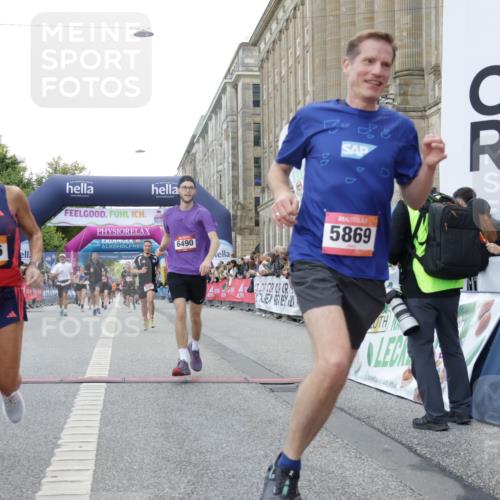 06.09.2026 - CURREX Alsterlauf Yannick Fuchs http://msf.ph/oto/10150964 06.09.2026 09:51:28 Ziel 2023, 2071, 2079, 2973, 2974, 3138, 3286, 3340, 3408, 3526, 3686, 3886, 4092, 4387, 4989, 5027, 5151, 5238, 5694, 5869, 6490, 8301 meine-sportfotos.de