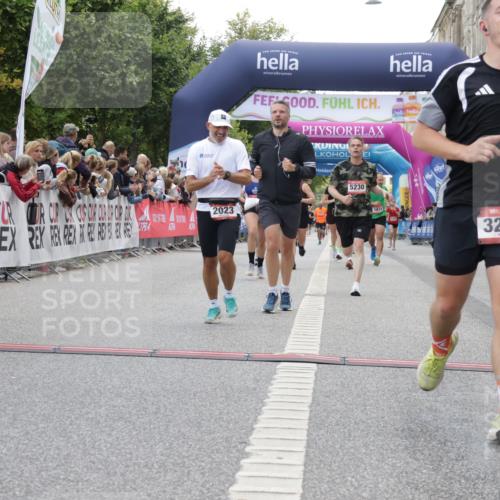 06.09.2026 - CURREX Alsterlauf Yannick Fuchs http://msf.ph/oto/10151324 06.09.2026 09:51:32 Ziel 2023, 2071, 2079, 3286, 3686, 3733, 4387, 4987, 4989, 5027, 5151, 5230, 5596, 5847, 5869, 6411, 6490, 8085, 8301 meine-sportfotos.de