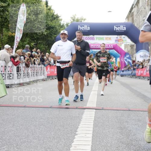 06.09.2026 - CURREX Alsterlauf Yannick Fuchs http://msf.ph/oto/10151376 06.09.2026 09:51:33 Ziel 2023, 3286, 3686, 3733, 4987, 4989, 5027, 5151, 5230, 5596, 5814, 5847, 5869, 6411, 6490, 8085, 8301 meine-sportfotos.de