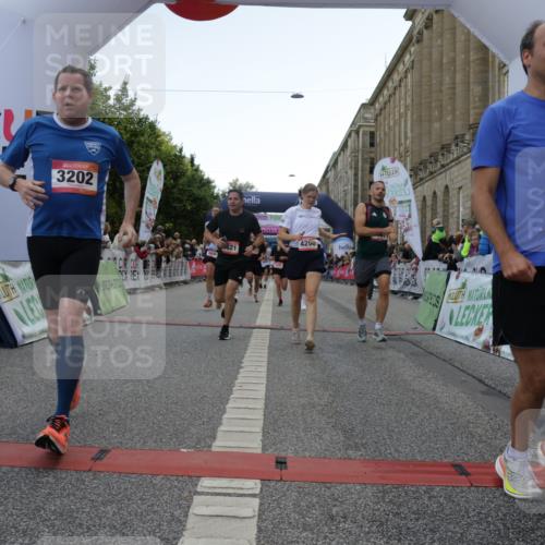06.09.2026 - CURREX Alsterlauf Yannick Fuchs http://msf.ph/oto/10152918 06.09.2026 09:51:53 Ziel 2002, 2719, 3041, 3202, 3465, 4200, 4267, 4268, 4332, 4333, 4667, 4742, 4845, 5621, 5882, 6023 meine-sportfotos.de