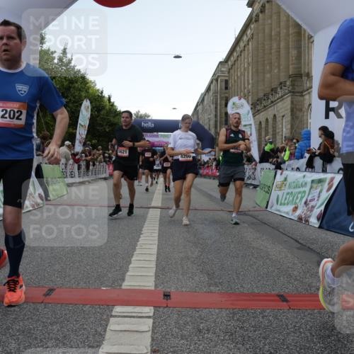 06.09.2026 - CURREX Alsterlauf Yannick Fuchs http://msf.ph/oto/10152929 06.09.2026 09:51:53 Ziel 2002, 2719, 3041, 3202, 3465, 4200, 4267, 4268, 4332, 4333, 4667, 4742, 4845, 5621, 5882, 6023 meine-sportfotos.de