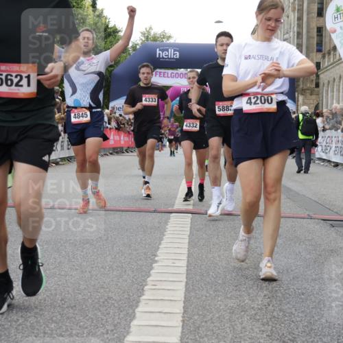 06.09.2026 - CURREX Alsterlauf Yannick Fuchs http://msf.ph/oto/10152990 06.09.2026 09:51:54 Ziel 2002, 2719, 3041, 3202, 3465, 4200, 4267, 4268, 4332, 4333, 4667, 4742, 4845, 5621, 5882, 6023 meine-sportfotos.de
