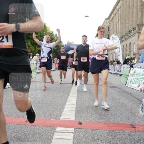 06.09.2026 - CURREX Alsterlauf Yannick Fuchs http://msf.ph/oto/10153065 06.09.2026 09:51:55 Ziel 2002, 2719, 3041, 3202, 4200, 4332, 4333, 4667, 4742, 4845, 5621, 5882, 6023 meine-sportfotos.de
