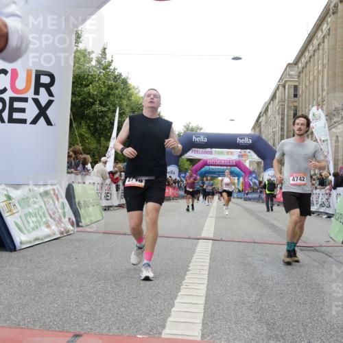 06.09.2026 - CURREX Alsterlauf Yannick Fuchs http://msf.ph/oto/10153168 06.09.2026 09:51:59 Ziel 2002, 2719, 3041, 3202, 4200, 4250, 4332, 4333, 4667, 4742, 4845, 5621, 5862, 5882, 6092, 6206, 8280 meine-sportfotos.de