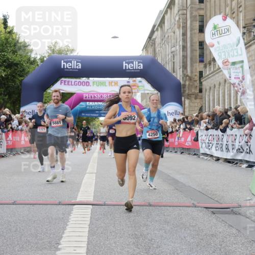 06.09.2026 - CURREX Alsterlauf Yannick Fuchs http://msf.ph/oto/10153537 06.09.2026 09:52:03 Ziel 2002, 2719, 3975, 4250, 4742, 5321, 5862, 5881, 6092, 6206, 8280 meine-sportfotos.de