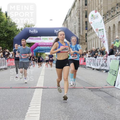 06.09.2026 - CURREX Alsterlauf Yannick Fuchs http://msf.ph/oto/10153624 06.09.2026 09:52:04 Ziel 2002, 2719, 3839, 3975, 4250, 4567, 4742, 5321, 5862, 5881, 6092, 6206, 8280 meine-sportfotos.de