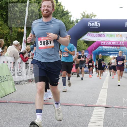 06.09.2026 - CURREX Alsterlauf Yannick Fuchs http://msf.ph/oto/10153766 06.09.2026 09:52:05 Ziel 2719, 3301, 3839, 3975, 4250, 4567, 4742, 5321, 5862, 5881, 6092, 6206, 8280 meine-sportfotos.de