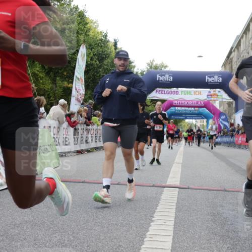 06.09.2026 - CURREX Alsterlauf Yannick Fuchs http://msf.ph/oto/10154426 06.09.2026 09:52:16 Ziel 2118, 2191, 2284, 2758, 3289, 3301, 3450, 3789, 3839, 4462, 4567, 5129, 5287, 8071 meine-sportfotos.de