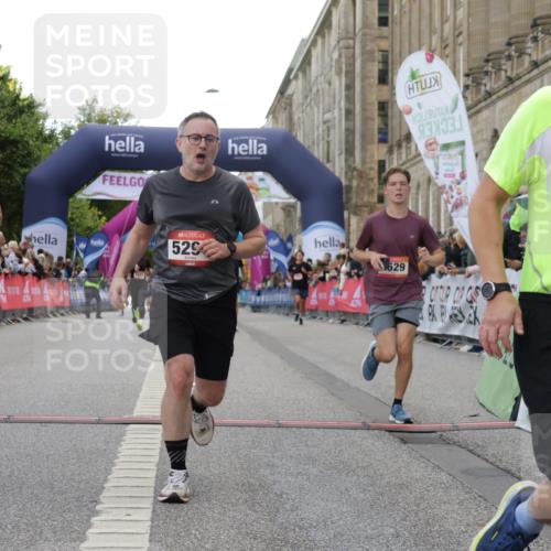 06.09.2026 - CURREX Alsterlauf Yannick Fuchs http://msf.ph/oto/10156463 06.09.2026 09:52:32 Ziel 2495, 2511, 2529, 2970, 3217, 3316, 3471, 4005, 4643, 4935, 5294, 5323, 5454, 5677, 6139 meine-sportfotos.de