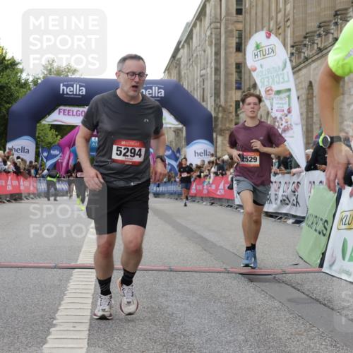 06.09.2026 - CURREX Alsterlauf Yannick Fuchs http://msf.ph/oto/10156482 06.09.2026 09:52:32 Ziel 2495, 2511, 2529, 2970, 3217, 3316, 3471, 4005, 4643, 4935, 5294, 5323, 5454, 5677, 6139 meine-sportfotos.de