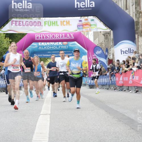 06.09.2026 - CURREX Alsterlauf Yannick Fuchs http://msf.ph/oto/10158153 06.09.2026 09:52:47 Ziel 2510, 2799, 2936, 3135, 3380, 3808, 4226, 4375, 4457, 4570, 4826, 5750, 5928, 6232, 8226, 8324 meine-sportfotos.de
