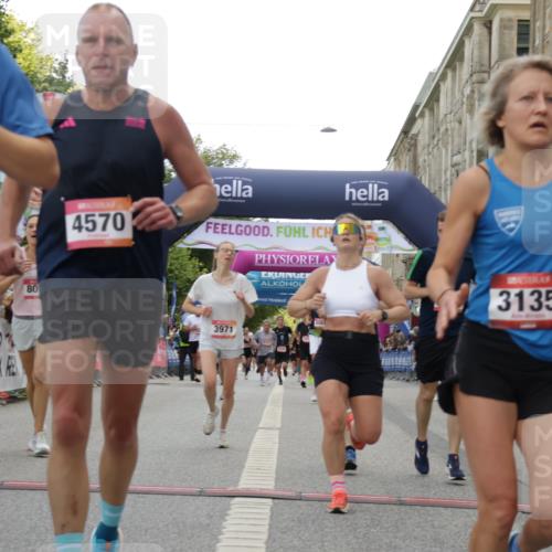 06.09.2026 - CURREX Alsterlauf Yannick Fuchs http://msf.ph/oto/10158791 06.09.2026 09:52:53 Ziel 2438, 2465, 2510, 2799, 3135, 3954, 3971, 4226, 4570, 5048, 6062, 6232, 8025, 8324 meine-sportfotos.de
