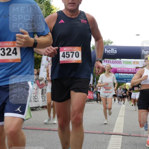 06.09.2026 - CURREX Alsterlauf Yannick Fuchs http://msf.ph/oto/10158815 06.09.2026 09:52:53 Ziel 2438, 2465, 2510, 2799, 3135, 3954, 3971, 4226, 4570, 5048, 6062, 6232, 8025, 8324 meine-sportfotos.de