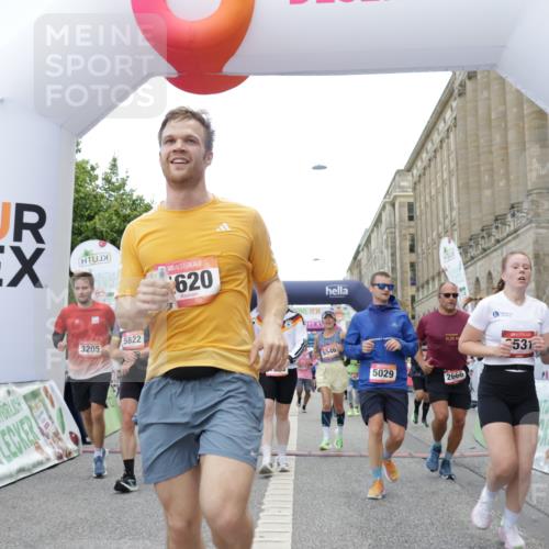 06.09.2026 - CURREX Alsterlauf Yannick Fuchs http://msf.ph/oto/10166379 06.09.2026 09:53:32 Ziel 2536, 2666, 2766, 2782, 3205, 3531, 3953, 4283, 4572, 4620, 4749, 4797, 4808, 4832, 4937, 4945, 4980, 5029, 5133, 5236, 5446, 5546, 5656, 5822, 5839, 6372, 6455, 8006, 8133, 8135 meine-sportfotos.de