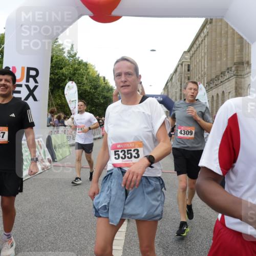 06.09.2026 - CURREX Alsterlauf Yannick Fuchs http://msf.ph/oto/10175211 06.09.2026 09:54:17 Ziel 2359, 2405, 2415, 2530, 3391, 3393, 3591, 3770, 4053, 4054, 4182, 4308, 4309, 4316, 4326, 4564, 5103, 5120, 5182, 5353, 5900, 5934, 6287, 6442, 8179 meine-sportfotos.de