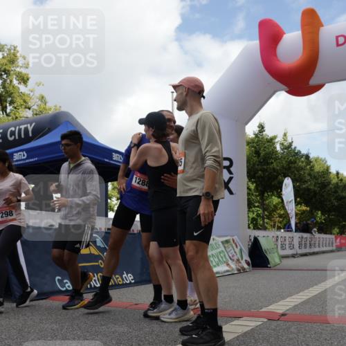 06.09.2026 - CURREX Alsterlauf Yannick Fuchs http://msf.ph/oto/10176169 06.09.2026 12:01:58 Ziel 1298, 1305, 1326, 8042 meine-sportfotos.de