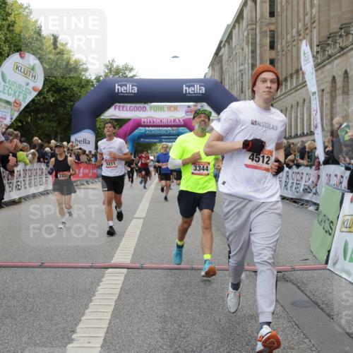 06.09.2026 - CURREX Alsterlauf Yannick Fuchs http://msf.ph/oto/10179036 06.09.2026 09:55:20 Ziel 2012, 2231, 2908, 3126, 3344, 3484, 4512, 4615, 4686, 5211, 5314, 5855, 6293 meine-sportfotos.de