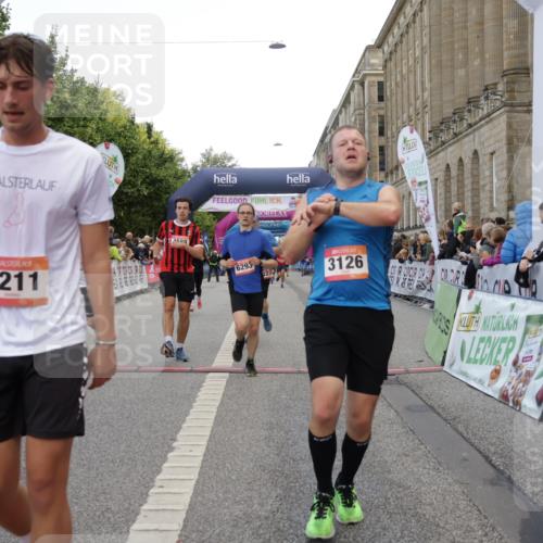 06.09.2026 - CURREX Alsterlauf Yannick Fuchs http://msf.ph/oto/10179398 06.09.2026 09:55:25 Ziel 2012, 2231, 2232, 3126, 3344, 3484, 4512, 4688, 5211, 5314, 5531, 5855, 6293, 6367 meine-sportfotos.de