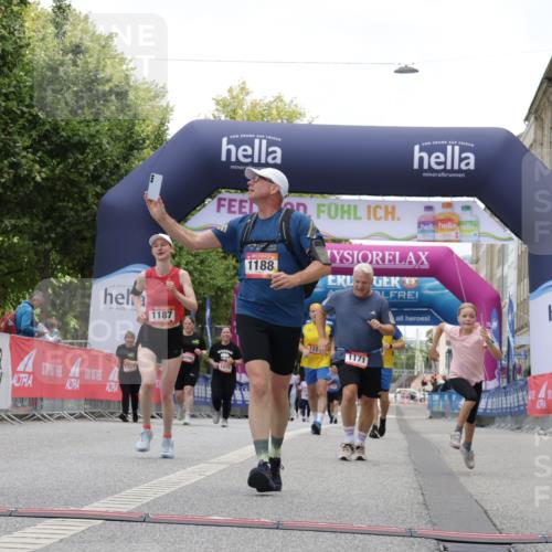 06.09.2026 - CURREX Alsterlauf Yannick Fuchs http://msf.ph/oto/10179653 06.09.2026 12:04:08 Ziel 1142, 1171, 1172, 1187, 1188, 1246 meine-sportfotos.de