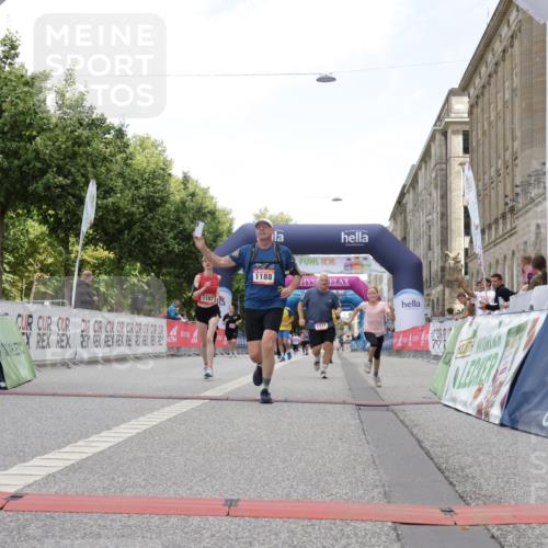 06.09.2026 - CURREX Alsterlauf Yannick Fuchs http://msf.ph/oto/10179782 06.09.2026 12:04:10 Ziel 1142, 1171, 1172, 1187, 1188, 1246 meine-sportfotos.de